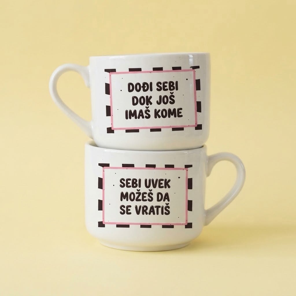 Dve bele šolje sa natpisima u karo okviru, Dođi sebi dok još imaš kome i Sebi uvek možeš da se vratiš